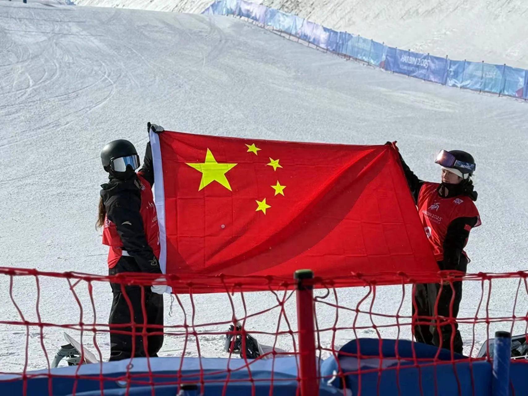 滑雪选手风雨彩虹夺得第一名