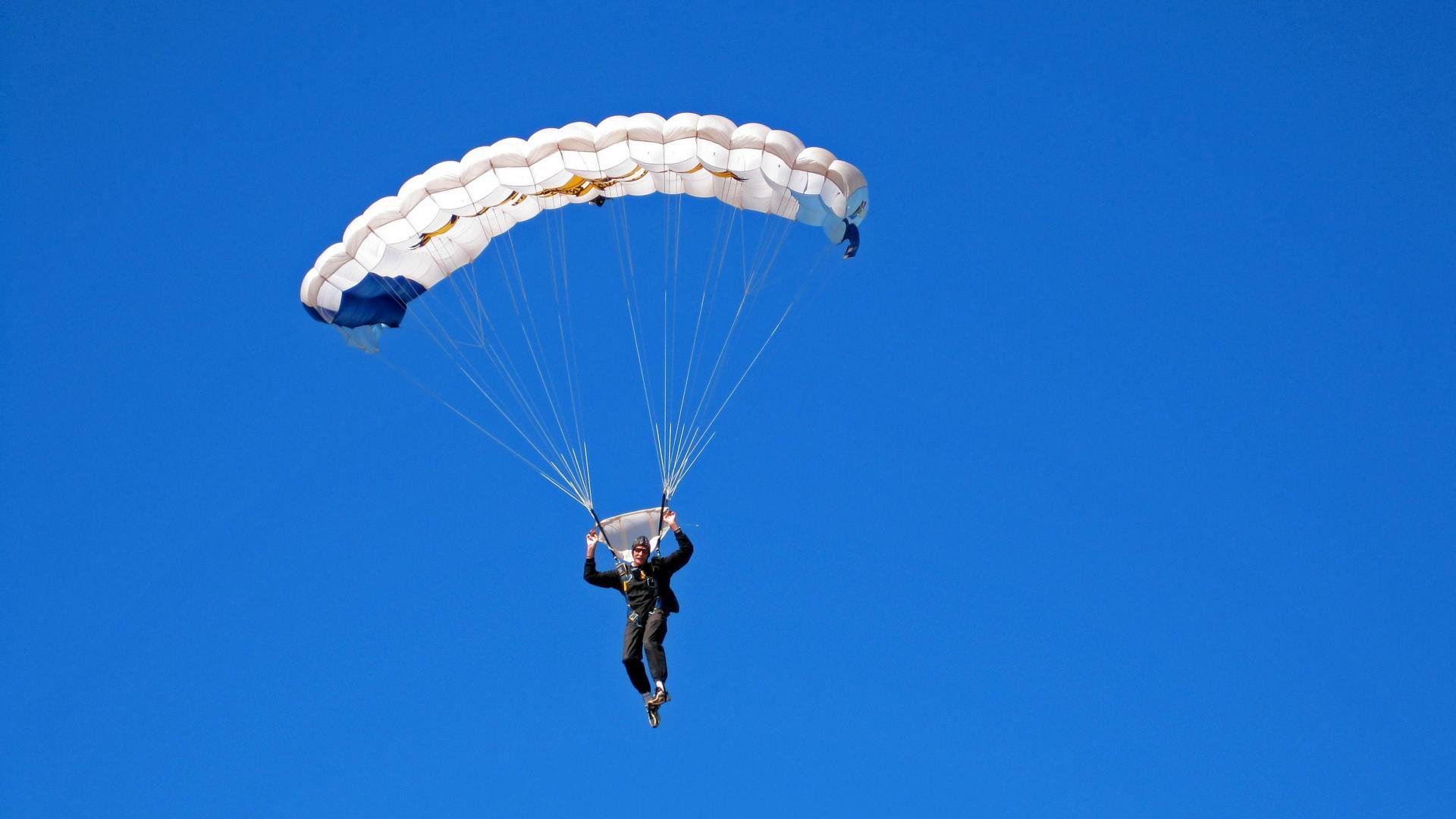 雷霆速胜活塞，欧文压力下完成爆发，一场关于救赎与证明的战役
