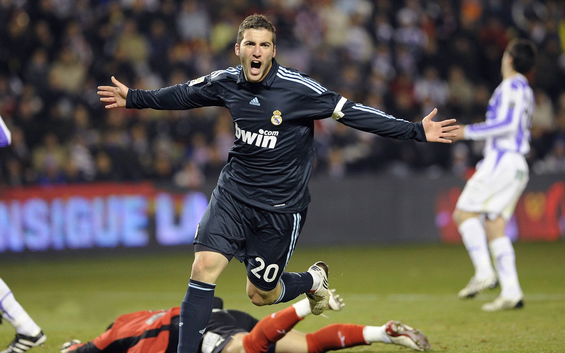 高原神话破灭!秘鲁绝境逆转玻利维亚,美加墨世界杯南美预选赛惊现历史性转折